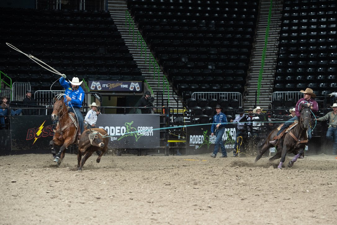 Brenten Hall heads on Ernie as Wyatt Cox heels at Rodeo Corpus Christi.